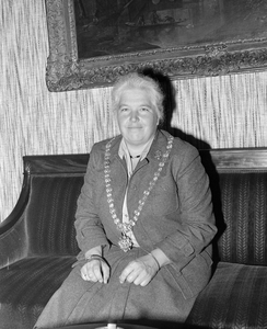 884225 Portret van drs. Maria Wesselina Margaretha ('Lien') Vos-van Gortel (1931-2023), de nieuwe burgemeester van ...